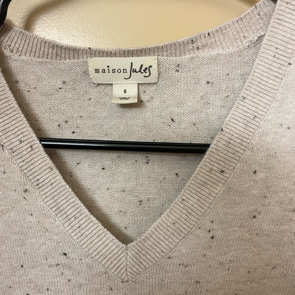 Madison Jules EUC beige v neck sweater - Picture 2 of 4